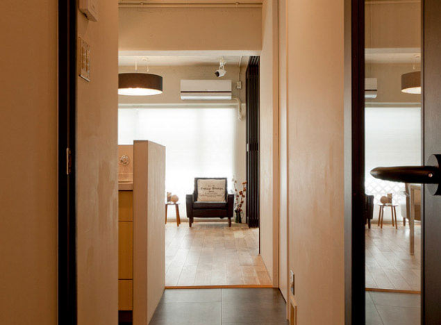 玄関ホールからリビングを望む