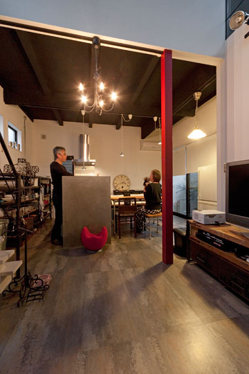 築45年で老朽化が進む木造住宅を、耐震性、断熱性を備えつつRC造や鉄骨造のような雰囲気に一新。壁や天井をなくして、シンプル＆クールなデザインにリノベーションしました。