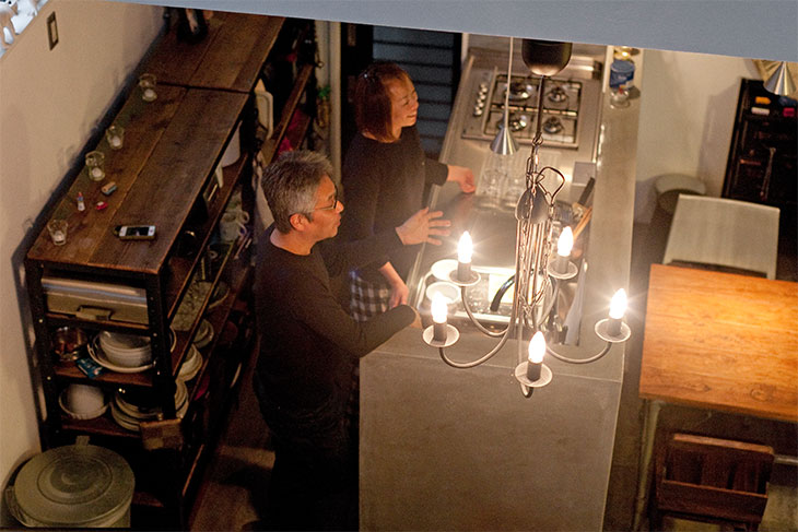 美しくなったオープンキッチンでは、ご夫婦仲良く料理する姿も