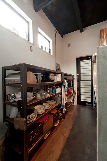 キッチン裏側には大容量のオープンラックを造作