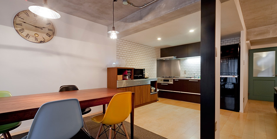 水回りの老朽化をきっかけにフルリノベーション。壁にレンガや二丁掛けタイルを貼り、建具は造作。風と光が通る開放的なLDKが自慢のヴィンテージテイストの住まいになりました。