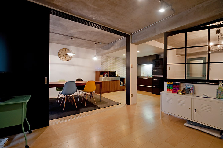 壁や柱をなくし空間がつながる設計で、実面積以上の印象に