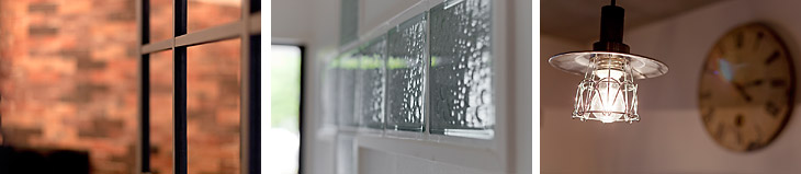 （写真左）快適に暮らすための工夫も、回転窓でデザインしながら取り入れました。
（写真中）ガラスブロックなど特徴的な建具使いで、味のある空間を演出しつつ機能性と快適さも追求
（写真右）ビンテージな空間に映えるレトロな雰囲気の照明