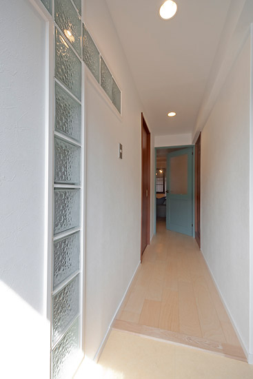 ガラスブロックの採用で明るい玄関と廊下に変身