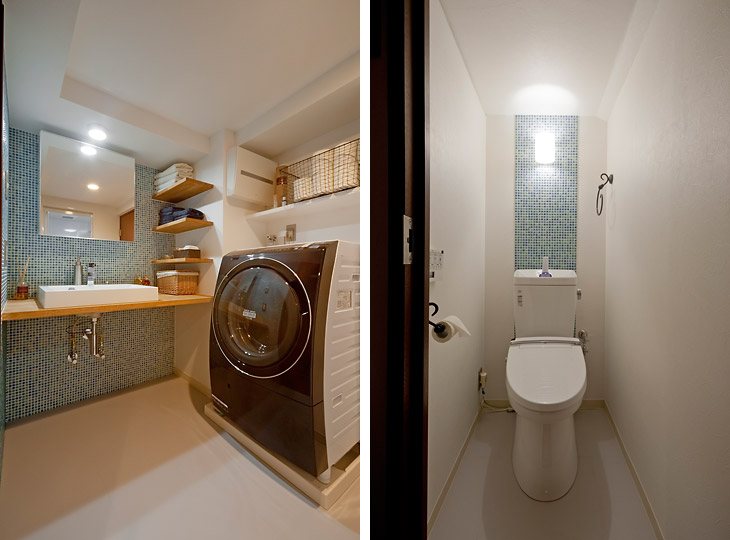 （写真左）ブルーのモザイクタイルがおしゃれな洗面所
（写真右）トイレの後ろ壁にもモザイクタイルを採用して空間イメージを統一しました