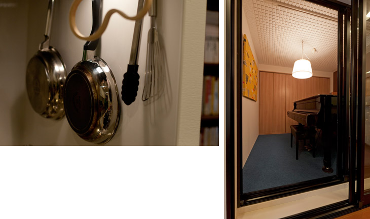 （写真左）キッチン雑貨にもこだりが見られます／（写真右）青いカーペットでアクセントをつけたフリースペース