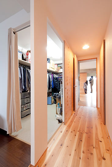ウォークインクロゼットは寝室からも廊下からも入れて便利です