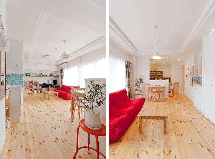（写真左）白の内装に、無垢フローリングでまとめた明るく温かみのあるLDK
（写真右）リビングからキッチンを望む。赤のソファが空間に彩りを加えています