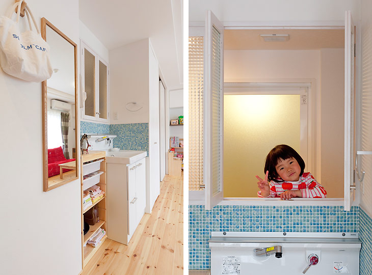 （写真左）洗面台付きのリビングは、子ども連れで来た友人に、「とても温かみがあって、使い勝手もいい」と好評
（写真右）リビングの洗面台には室内窓を布設。壁の向こう側は脱衣室で、室内窓を通して会話ができたり、着替えを渡せたりと、とても便利です