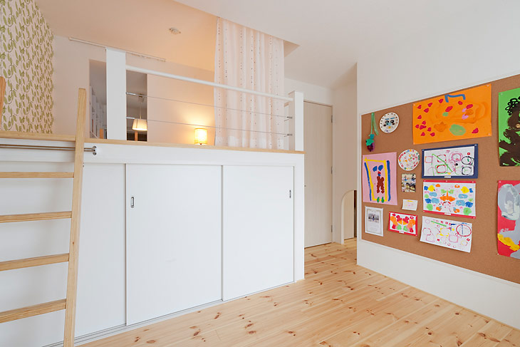 ロフトやくぐり戸など遊び心の詰まった子供部屋