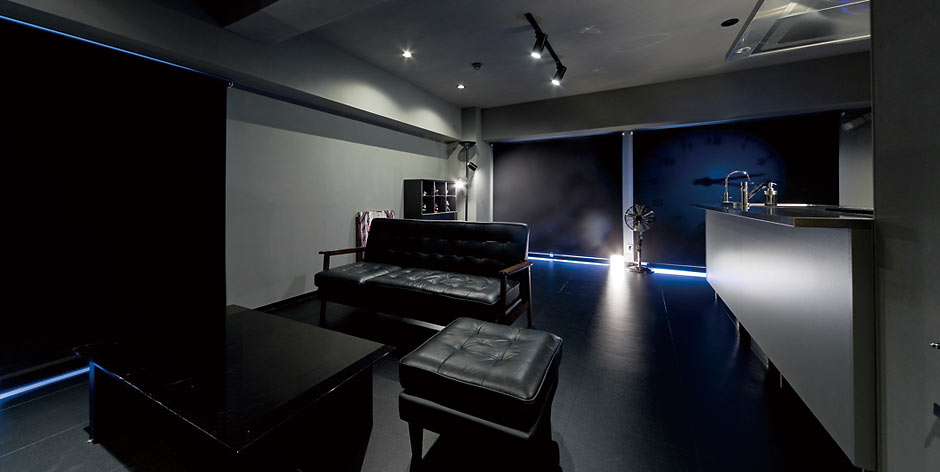 リノベーションで自分たちらしい空間づくりを目指して物件探しから依頼。好みのクールで無機質なイメージながらも、肌触りや住み心地にも配慮した理想の部屋が完成しました。