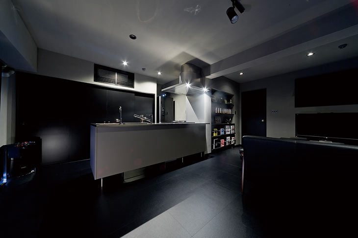 照明はダウンライト。メタリックなドアノブやアメリカンスイッチなど、ディテールへのこだわりも徹底し、Hさんが心地よく暮らせるデザインをとことん追求しました