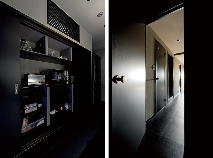 （写真左）エアコンも壁に埋め込み、黒く塗装した柵でカバー。収納も引戸付きの壁面埋め込み式で、すべて隠せるようにしました
（写真右）クールな表情を演出するメタリックなドアノブ