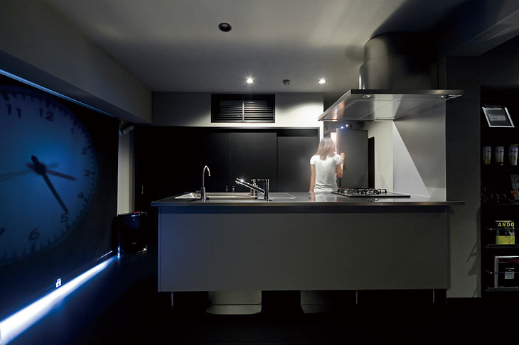 キッチンスペースも無機質でクールなトーンを踏襲