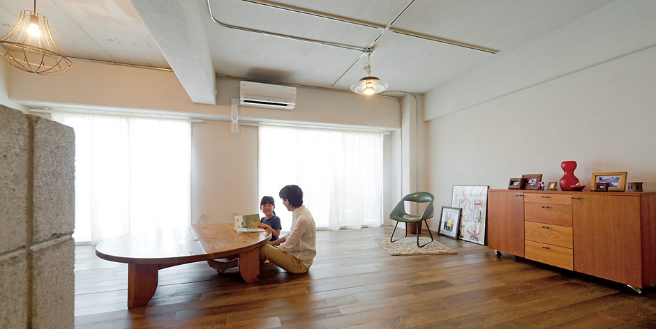 100㎡超の3LDKのマンションを広々と過ごせる2LDKにリノベーション。緩やかなゾーニングで部屋全体がつながる、のびやかな空間造りで家族の気配が感じられる家に。