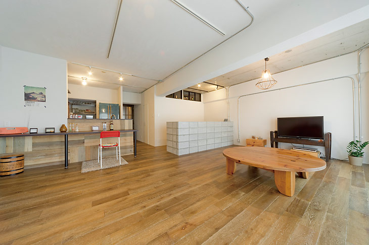 床には無垢材を使用し、仕切りにはブロックを積み上げ、自然素材の味のある空間に