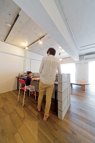 ブロックを5段積みにして緩く仕切った書斎スペース