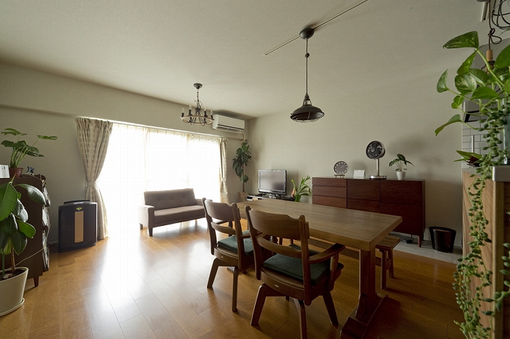 間取り変更で誕生した広々LDK。床暖房を施して暖かく過ごせるようにも工夫しています。リビングからダイニング・キッチンを望む。内装以外にも、家具やインテリア、照明などの小物にもこだわりました