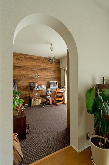 書斎入り口にはR状の壁を造作してレトロ感を演出
