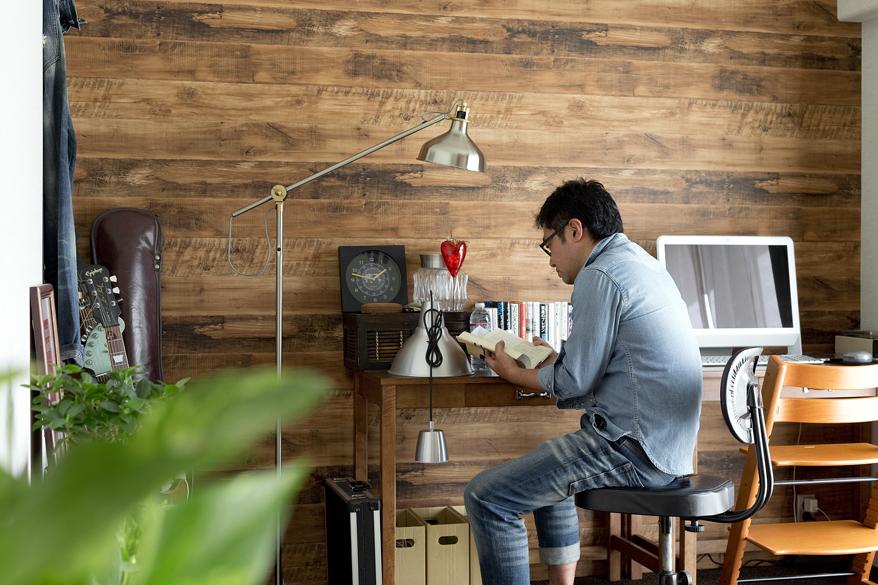 書斎の壁には木の板を張ったり、シンプルな照明器具をアレンジしてOさん好みの素敵な空間が完成しました