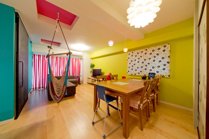 天井から吊り下げたチェアモックやオリジナル造作の黒板の扉など、遊び心いっぱいのリノベーション。ポップな色使いで子どもたちと楽しく暮らせる住まいのできあがりです。