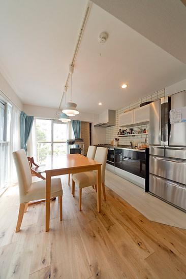 壁のタイルとの相性がいいチャコールグレーのキッチンで渋くてカッコイイ空間に