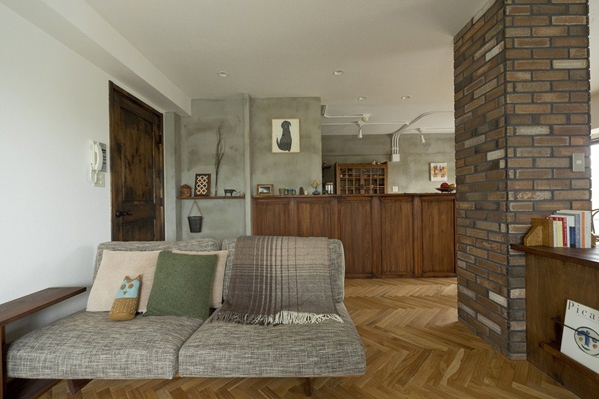 ヘリンボーンの床が高級感あってカフェのような雰囲気作りにこだわりを見せたリノベーション。空間を印象付ける独自の建具など細部に凝った仕様で居心地の良い住まいを完成させました。