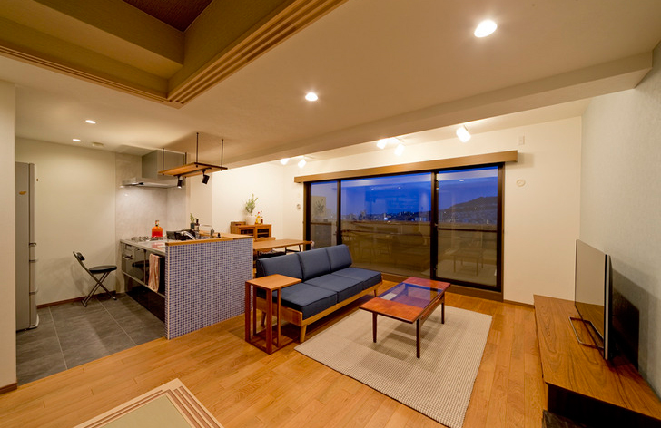 限られた予算と空間を最大限に活かしたリノベーションに。キッチンにタイルをあしらって見た目的にもお手入れをする際にも良いものとして大胆に採用しました。自分たち好みの仕上がりで住み心地抜群です。