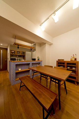 ダイニングテーブルに長椅子