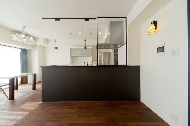 キッチンカウンターにはダークなカラーを採用し、空間を引き締めています