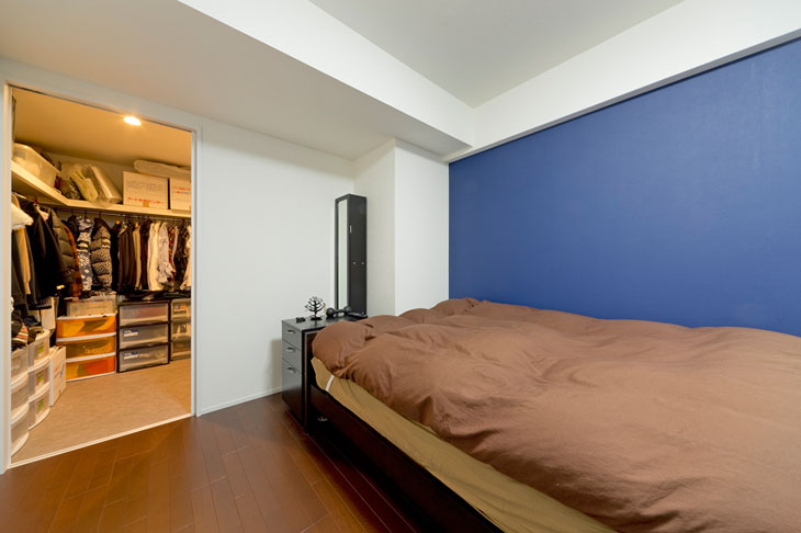 寝室にもブルーでアクセントを。奥にはウォークインクロゼットも併設