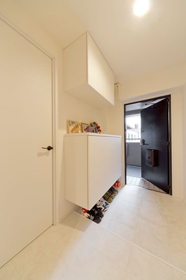 白で統一した明るく清潔感のある玄関。シューズクロゼットの下部に空間を設け、普段履きを収納できるように