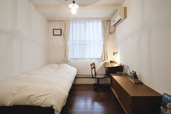 レトロな電傘やブラケットも空間のアクセントに