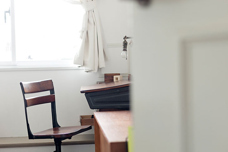 勉強机もアンティークのものを設置しました