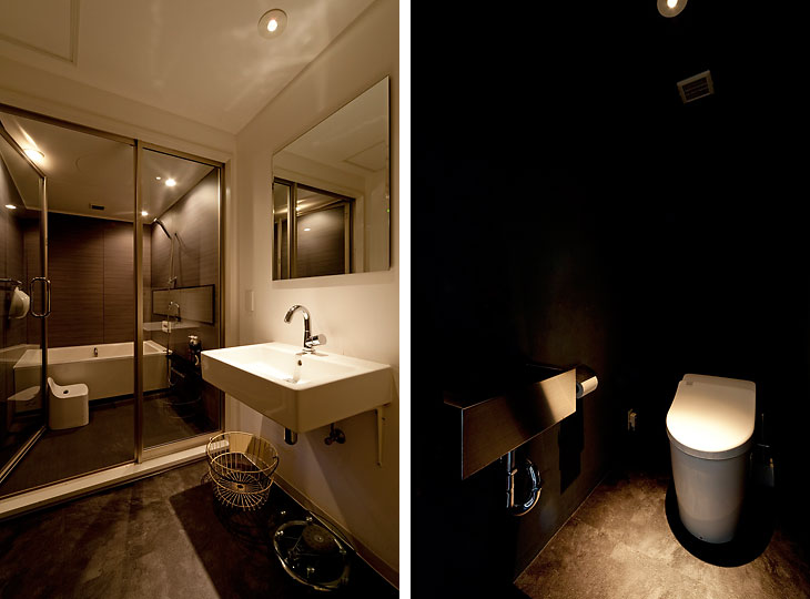 （写真左）ガラス張りのホテルライクなバスルーム
（写真右）便器に当たるダウンライトが幻想的な雰囲気に