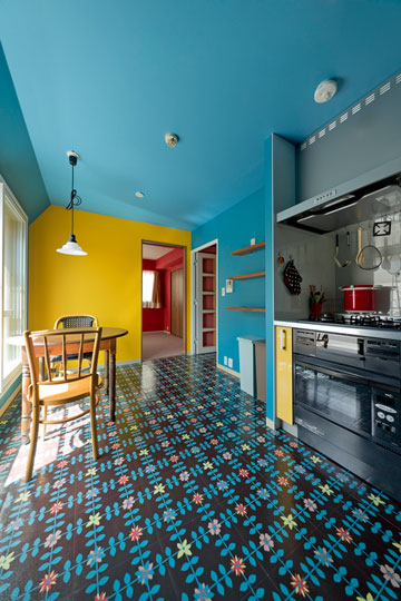 京都で購入した冬の間だけを過ごすセカンドハウス。白が基調の本宅とはガラリとイメージを変え、ポップで楽しく遊び心のある、パリのアパルトマンのような空間が誕生しました。