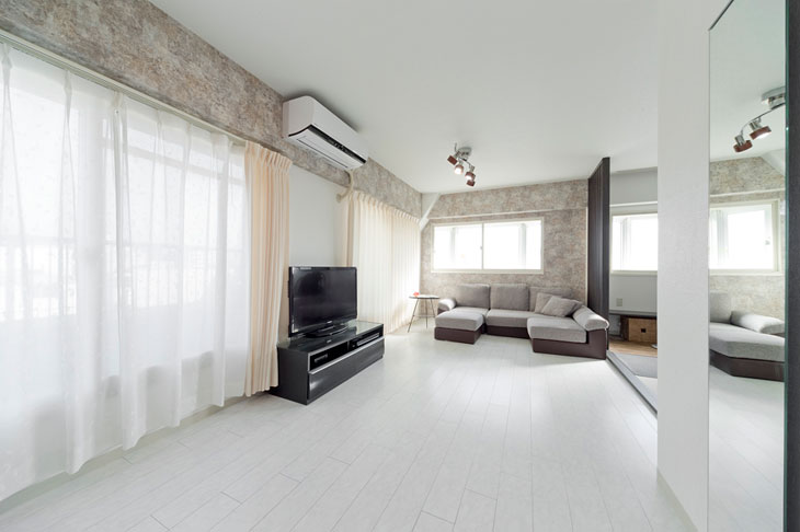 築27年のマンションを断熱処理など、基本の住宅性能を整えながらリノベーション。白い空間にダークな家具や建具を組み合わせ、スタイリッシュな住まいができあがりました。