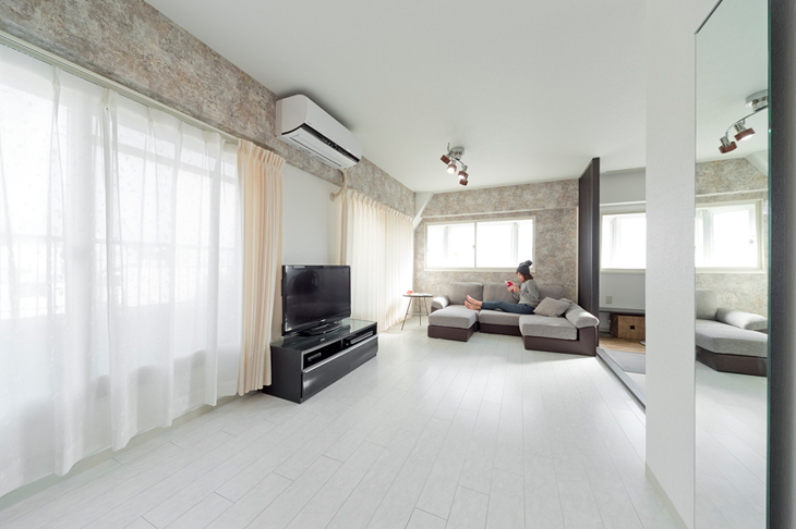 ホワイトフローリングとポイントのデザインクロスがスタイリッシュな広々LDK