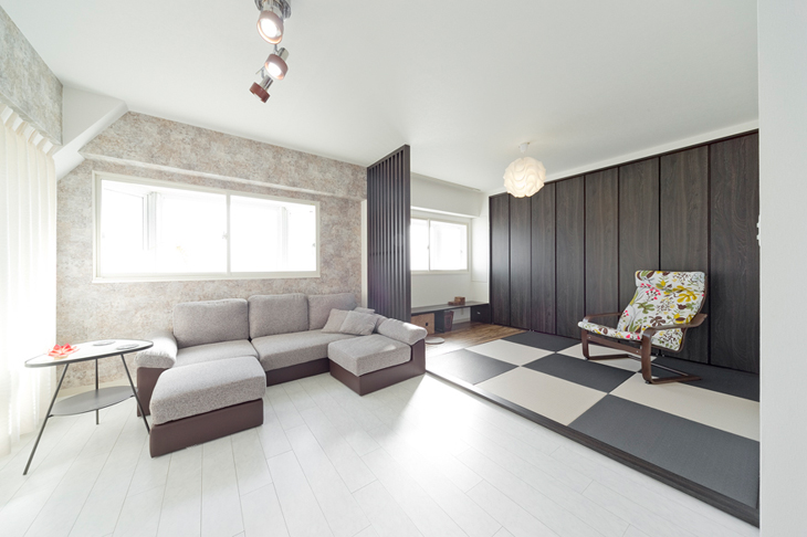 和室を改装してオープンなスペースに。壁面には大容量の収納も設けました