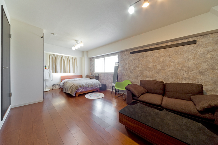 かつてあった2つのベッドルームをつないで開放的な広いベッドルームをつくりました