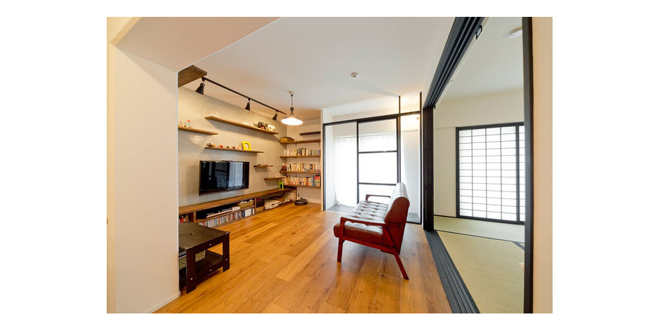 築45年のビンテージ級の古いマンションをリノベーション。壁式構造で取り除けない壁部分に工夫を凝らしながら、心地よい広がりのある快適な住まいを完成させました。