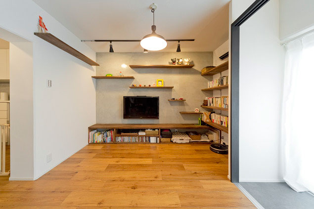 取り外せない壁は上手に活かしつつ、ほどよい開放感のリビングに