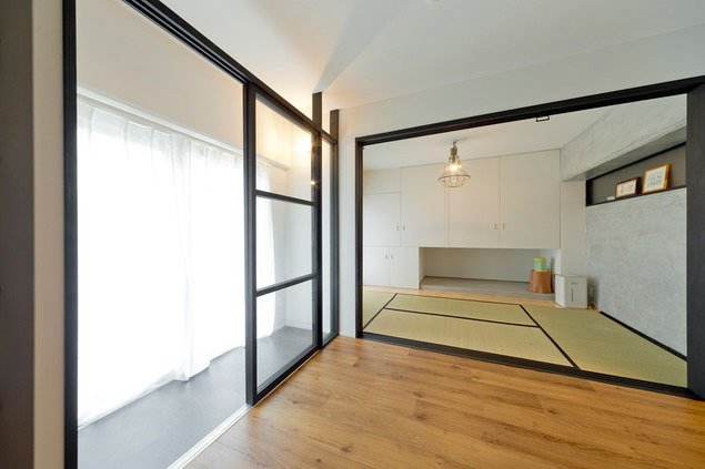 ベランダ側にガラス引き戸を設置し、サンルームを作りました