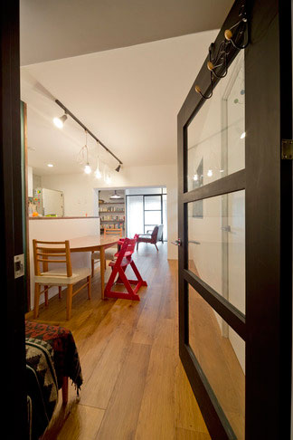 ホール側から見たダイニングキッチンとリビング