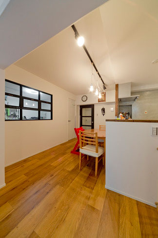 リビングからDKを望む。ハイカウンターでリビングからキッチン内部の様子を遮断しました