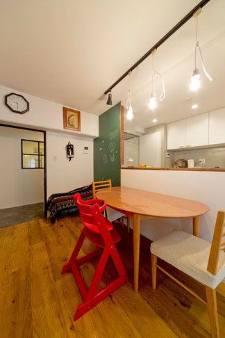 キッチンカウンターに半円のテーブルをくっつけ、移動動線を妨げないように工夫しました