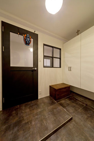 玄関を土間風に広くしました