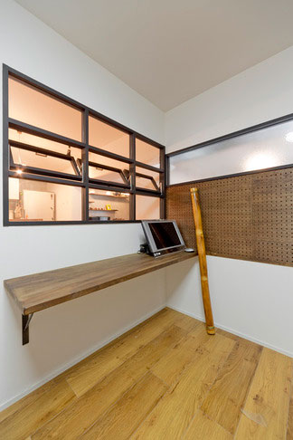 回転窓がおしゃれなポイントに