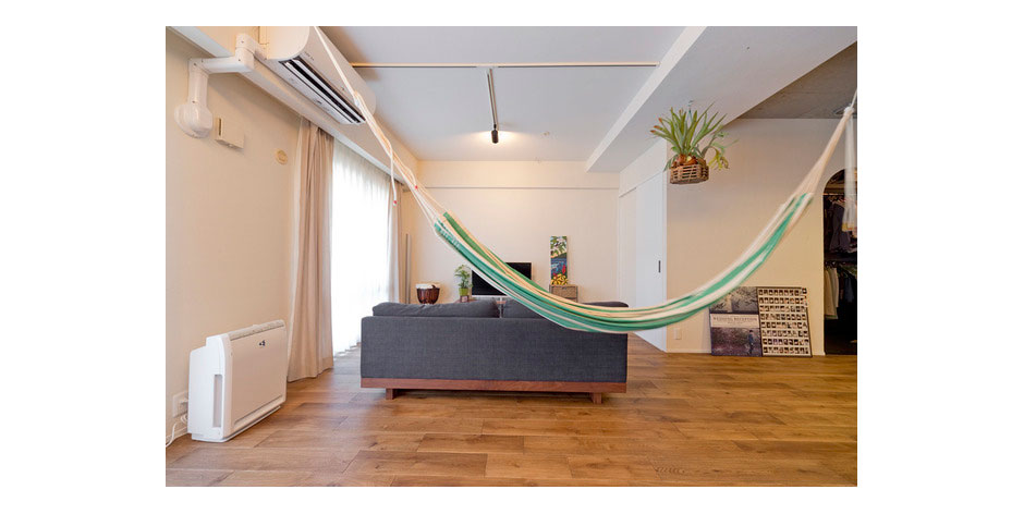 古い3LDKの間取りを、開放的な2LDKにリノベーション。コンクリート剥き出しの天井＋無垢の床。無機質な素材と暖かみのある素材の組み合せの素敵な住まいが誕生しました。