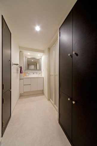 ダークカラーの建具と白のコントラストが美しい洗面室。広さも十分な脱衣スペースも兼ねています